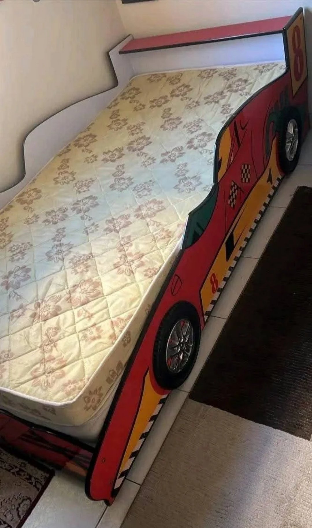 سرير اطفال شكل سيارة للبيع