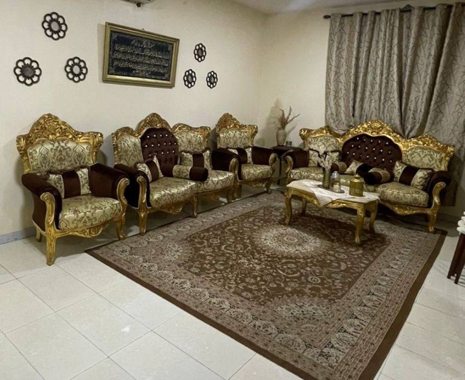 طاولة سفرة مع كراسي+ غرفة جلوس + سجادتين + مرايا