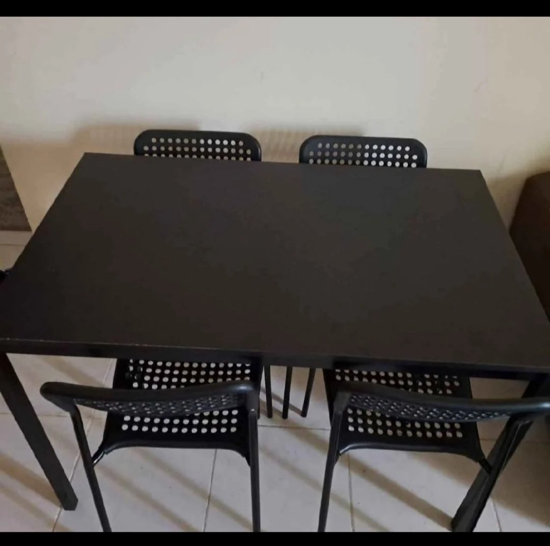 طاولة بحالة جيده مع 4 كراسي للبيع
